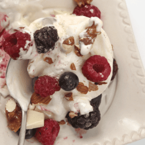 Postre artesanal de chocolate blanco y frutos rojos