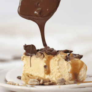 Semifreddo de Snickers con cobertura de chocolate