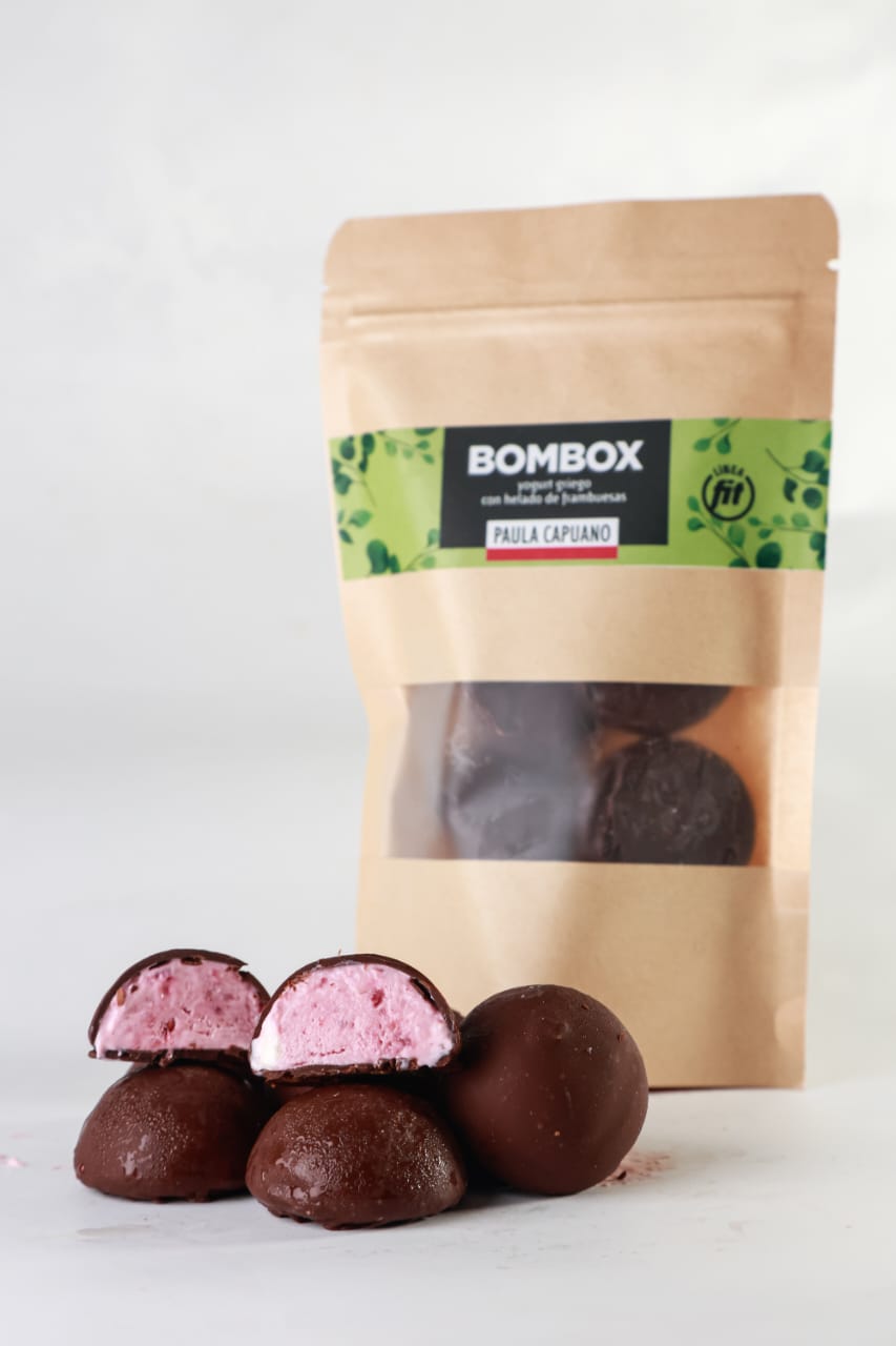 Paquete Bombox de frambuesas junto a bombones bañados en chocolate